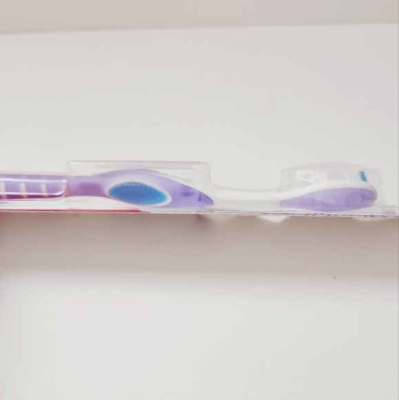 🍭7/$15 Colgate Extra Soft Toothbrush for Sensitive Teeth - Picture 4 of 9